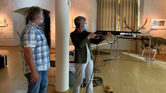 Museumsdirektorin Dr. Vera L&uuml;pkes beim Schie&szlig;training. Ulrich Kindsgrab vom Treffpunkt Jagd- und Schie&szlig;kino Extertal zeigt, worauf es ankommt. - &copy; Weserrenaissance-Musuem Schloss Brake