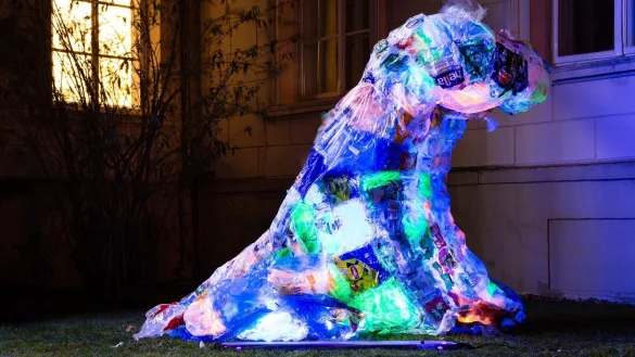 Studierende der TH OWL haben sich für ein Projekt den Themen Lichtkunst und Nachhaltigkeit gewidmet. Die Arbeit von den Innenarchitektur-Studentinnen Anne Friedrich und Hannah Lojewski illustriert den vielen Plastikmüll, der in den Weltmeeren zu finden ist. - © Raphael Bartling