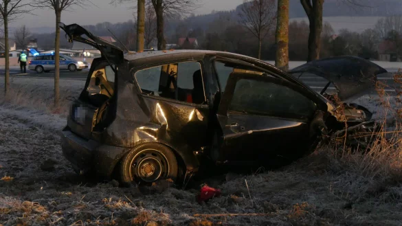 Unfallstelle: Für die Bergung des total zerstörten Fahrzeugs sperrte die Polizei bis etwa 10.15 Uhr die Straße. - © Jost Wolf