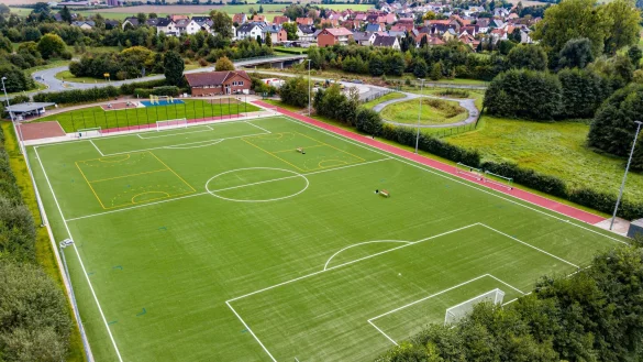 Die Sportanlage in Langenholzhausen mit Kunstrasenspielfeld, Laufbahn und Sporthaus &ndash; auch sie sind in der digitalen Sportst&auml;ttenverwaltung der Gemeinde Kalletal enthalten. - &copy; Gemeinde Kalletal