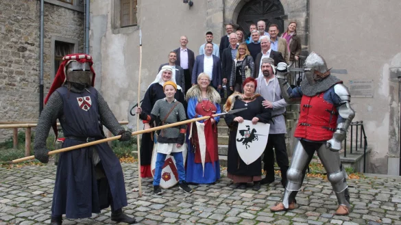 Ein Hauch von Mittelalter rund um die Burg: Organisatoren, Teilnehmer und Sponsoren freuen sich auf "Kl&auml;schen mit Bardentreffen". - &copy; Michaela Wei&szlig;e