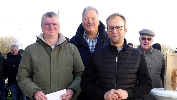 In Anwesenheit zahlreicher Besucher eröffneten Andreas Pape, Vorsitzender des RSV Barntrup (von links), Wilfried Düwel, Vorsitzender des Sport- und Vereinsausschusses, und Bürgermeister Borris Ortmeier das neue Sporthaus Wolfsiek. - © Rudi Rudolph