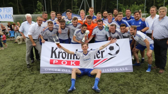 Die Bezirksliga-Kicker des SC Bad Salzuflen mit Vertretern des Sponsors und des FuL-Kreises Lemgo. - © Foto: Oliver König