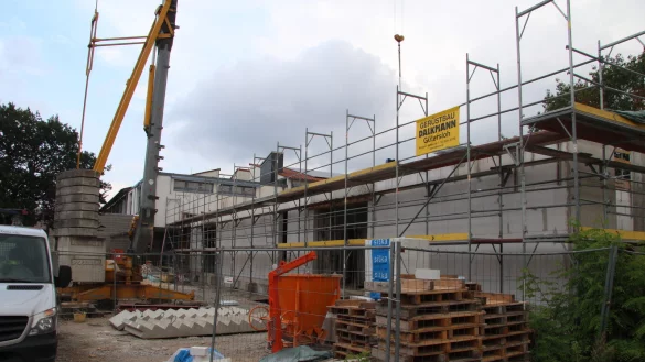 In vollem Gang: Bauarbeiten in und an der Realschule Augustdorf. - &copy; Dieter Asbrock