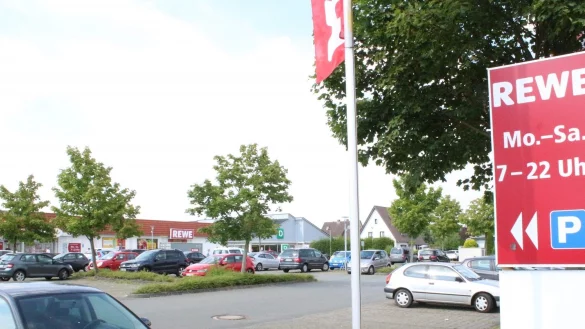 Will größer werden: Der Rewe-Markt im Ortsteil Leopoldshöhe will wachsen. Der Parkplatz soll zugunsten der Erweiterung schrumpfen. Über die Pläne diskutieren derzeit die Politiker. - © Thomas Dohna