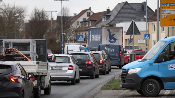 Wer im Stau steht, dem wird die Wartezeit schnell lang. Im Bild zu sehen ist ein St&uuml;ck der B239 am Marktkaufkreisel in Lage. - &copy; Bernhard Preuss