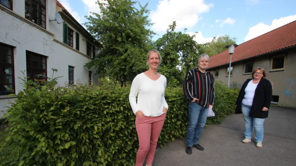 Die KJK-Mitarbeiter Anna Schmiedekamp, Marc Hagedorn und Jutta Sieker (von links) vor dem Jugendzentrum in Hohenhausen. Sie sind im Corona-Modus und planen abgespeckte Ferienspiele. - © Jens Rademacher