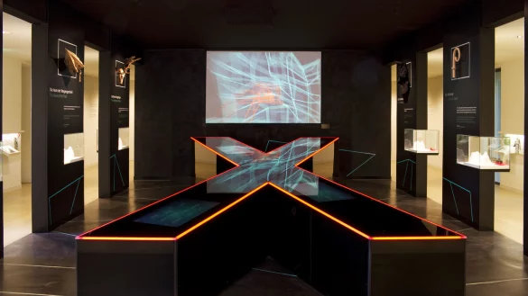 Im Herzen der Ausstellung: das „Mediale X“ kombiniert die Bereiche Kultur und Natur und lädt zum Entdecken und Staunen ein. Foto: Landesverband Lippe/Annika Drewes - © Landesverband Lippe / Annika Drewes