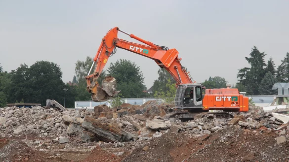 Die Bauarbeiten auf dem Gel&auml;nde des ehemaligen Toom-Marktes schreiten die Arbeiten voran. - &copy; Tobias Schneider