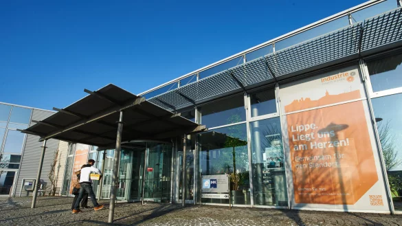 ARCHIV - Das Gebäude der Industrie- und Handelskammer (IHK), aufgenommen am 18.01.2016 in Detmold (Nordrhein-Westfalen). Die Schwurgerichtskammer des Landgerichts Detmold verhandelt ab dem 11.2.2016 in den Räumen der IHK gegen einen Mann wegen dessen mutmaßlichen Morden im Konzentrationslager Auschwitz. - © dpa