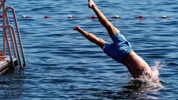 Wie wir bei Hitze einen k&uuml;hlen Kopf bewahren - &copy; Foto: Axel Heimken/dpa/dpa-tmn