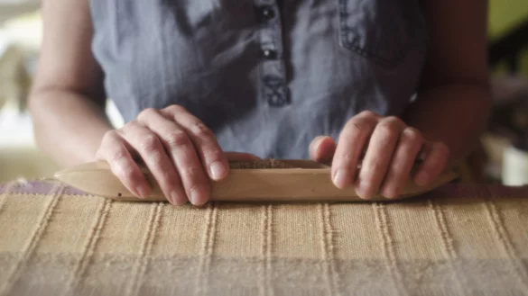 Traditionelles Kunsthandwerk: Ulrike Güse produziert seit 2007 auf der Insel Gran Canaria Naturtextilien auf dem Kontermarschwebstuhl. - © Privat