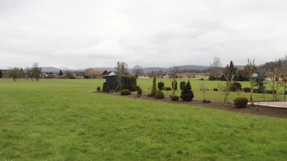 Blick von einer Baul&uuml;cke an der Staudinger Stra&szlig;e aus &uuml;ber die Ausl&auml;ufer eines Gartens hinweg in Richtung S&auml;ngerstra&szlig;e. Ein Teil der Freifl&auml;che zwischen S&auml;nger- und Landwehrstra&szlig;e ist im Regionalplan-Entwurf als &bdquo;Allgemeiner Siedlungsbereich" vorgesehen, k&ouml;nnte also irgendwann Bauland werden. CDU, FDP und Gr&uuml;ne wollen das nicht. Bedarf scheint aber da zu sein: Eine Anwohnerin berichtete, sie werde fast t&auml;glich gefragt, ob die Baul&uuml;cke zu verkaufen sei. - &copy; Dieter Asbrock