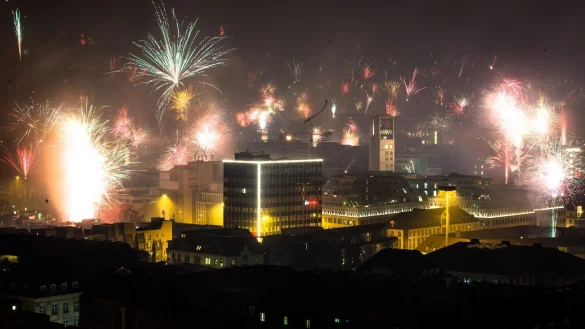 Feuerwerk in der Gro&szlig;stadt - &copy; Foto: Christoph Schmidt/dpa