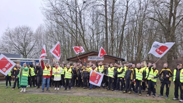 Vor dem Lemgoer Streiklokal posieren die Mitarbeiter mit Flaggen und Warnwesten. - &copy; Ver.di/ Stephan Kr&uuml;ger