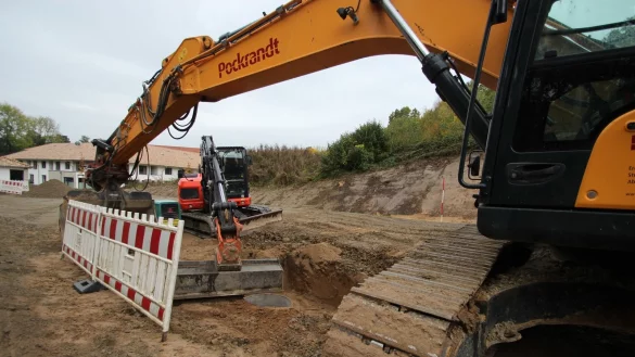 An der M&uuml;hlenstra&szlig;e im D&ouml;rentruper Zentrum entsteht ein neuer Parkplatz. Im Hintergrund ist die DRK-Wohnanlage am M&uuml;hlenbach zu sehen. - &copy; Jens Rademacher