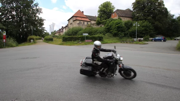 Ein Motorradfahrer ist auf der Kehre vor der Burg Sternberg unterwegs. Anwohner in Linderhofe beschweren sich &uuml;ber L&auml;rm und Raserei.&nbsp; - &copy; Jens Rademacher