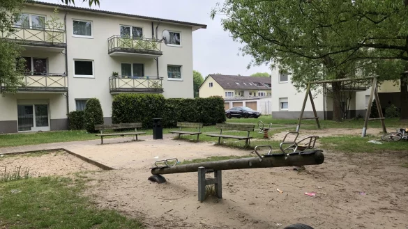 In der Mitte der Geb&auml;ude befindet sich ein Spielplatz. - &copy; Sven Kienscherf