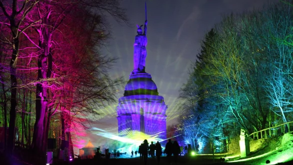 Bunte Farben: Zehn Tage lang wird das Hermannsdenkmal auf der Grotenburg durch Laser und Video-Mapping in eine besondere Atmosphäre getaucht. - © Bernhard Preuss