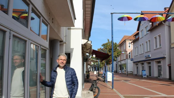 Stadtmarketing-Chef Ralf Hammacher vor dem leerstehenden Gesch&auml;ft an der Bergstra&szlig;e 3, f&uuml;r das er sich einen neuen Mieter w&uuml;nscht. - &copy; Sandra Castrup
