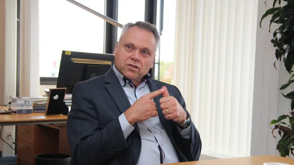 Setzt auf den Dialog: Bürgermeister Roland Thomas hat sich eine bessere Kommunikation mit den Bürgern auf die Fahnen geschrieben - © Stefan Backe