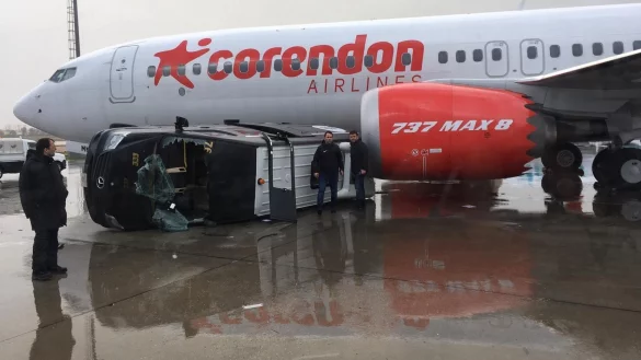 Der Tornado fegte am Samstag &uuml;ber den Flughafen Antalya. Dabei riss er einen Kleinbus um und besch&auml;digte unter anderem ein Flugzeug. - &copy; picture alliance / AA