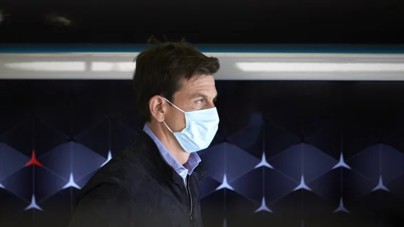 Maskenpflicht - &copy; Foto: Steve Etherington/Mercedes-Benz Grand Prix Ltd./dpa