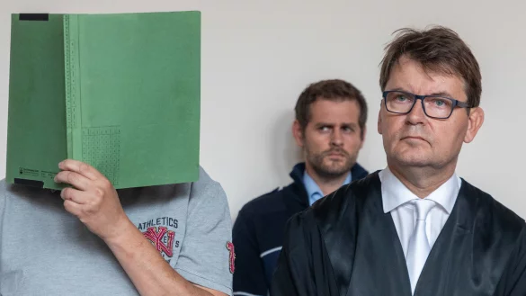 Ende des Versteckspiels: Heiko V. nimmt ein letztes Mal in Saal 165 Platz – daneben sein Verteidiger Jann Henrik Popkes. - © Jannik Stodiek
