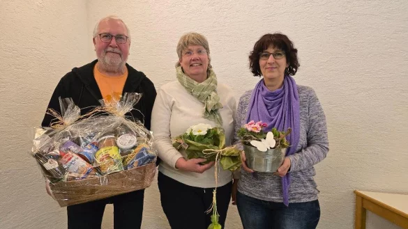 Ausgezeichnet und verabschiedet: J&uuml;rgen Haneke, Barbara Zietz und Sandra Dietrich-Frevert (von links). - &copy; Hundesportverein Spork-Schwelentrup