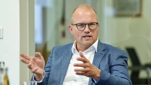 Jochen Ott ist Chef der SPD-Fraktion im Landtag und wirft Hendrik Wüst Untätigkeit beim Abbau von Bürokratie in NRW vor. - © Peter Unger