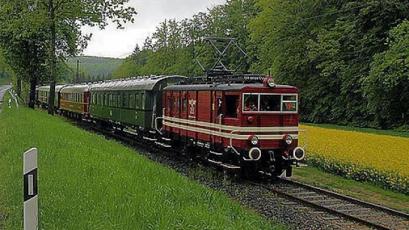 Die damals 86-j&auml;hrige E-Lok 22 zieht den historischen Heckeneilzug der Landeseisenbahn Lippe 2013 hinauf nach Alverdissen. - &copy; Landeseisenbahn
