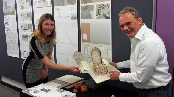 Anna-Lena Leiting erl&auml;utert Nils D&ouml;ring vom B&uuml;ro xtraplan das Innenraumkonzept. 10 Wochen hatte die Studentin Zeit f&uuml;r ihre Bachelorarbeit. - &copy; Tanja Andersen