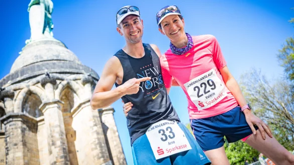 Erstmals gemeinsam am Start: Valérie und Arne Bensiek - unser Autor der Serie Mythos Hermannslauf, am Fuße des Hermannsdenkmals. ?Foto: Sarah Jonek - © Sarah Jonek