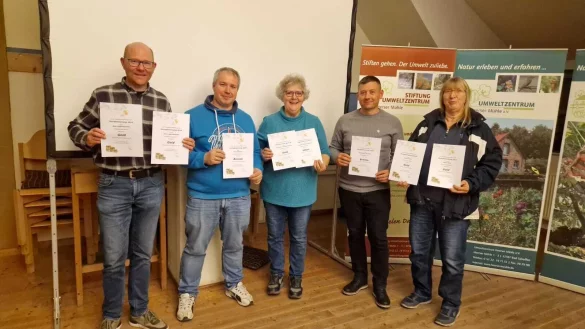 Jens Laghusemann, Sven Stephan, Christiane Warwel-Richter, Waldemar Pavlenko und Karin Güse (von links) vom Imkerverein Bad Salzuflen freuen sich über die Ergebnisse der Honigbewertung. - © Imkerverein Bad Salzuflen