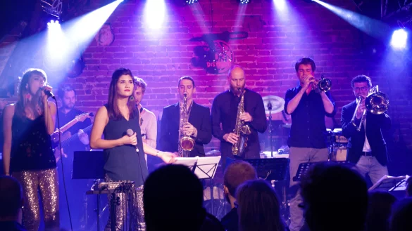 Studenten im Rampenlicht: Die Sebastian M&uuml;ller Band hat f&uuml;r die Renovierungsarbeiten ihres Proberaumes aufgespielt. - &copy; Laurenz Tegethoff