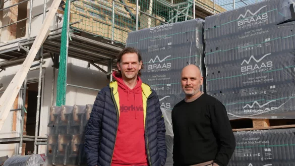 Hausbesitzer Kolja Dunkel (l.) und Energieberater Klaus Barkmann wollen innerhalb von gut einem Monat ein Haus in Bielefeld sanieren. - &copy; Jemima Wittig