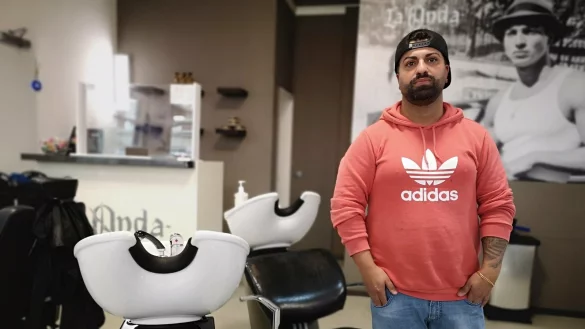 Ilhami Ayas steht in seinem Laden. Er ist immer noch sauer auf das Ordnungsamt und das Verhalten der Mitarbeiter. - &copy; Ilja Regier