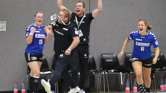 Pure Freude beim Schlusspfiff: (von links) Celine Michielsen, Trainer Steffen Birkner, Mannschaftsverantwortlicher Oliver Lippert und Munia Smits bejubeln den Blomberger Sieg in Bad Wildungen. - &copy; Malafo