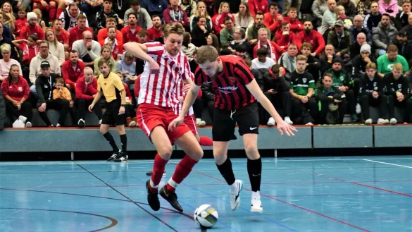 Jannik Rother vom SV Diestelbruch-Mosebeck (links) und Post-TSV-Stürmer Julian Jobstmeier werden sich auch bei der Endrunde wieder behaken. - © Jörg Hagemann