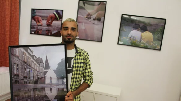 Shamim Niyazi vertreibt mit Fotos tr&uuml;be Gedanken. Spiegelungen in Pf&uuml;tzen sind sein Markenzeichen. Hier das historische Rathaus in Lage. - &copy; Sandra Castrup (LZ)