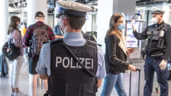 Einreise - &copy; Foto: Boris Roessler/dpa