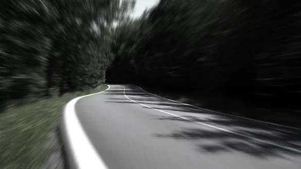 Das Opfer wurde an einem Straßenrand gefunden. - © Symbolbild: Pixabay