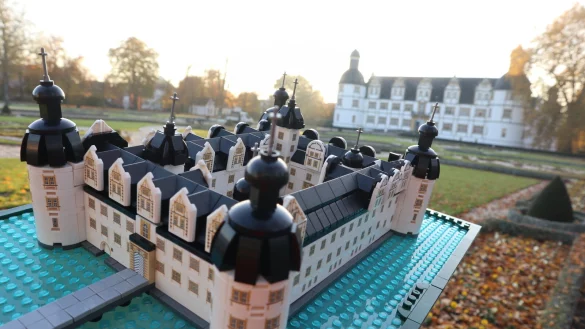 Das Modell zu Besuch beim Original: Aus 1.146 Noppensteinen besteht das Neuh&auml;user Schloss. Die Gr&auml;fte ist durch klarblaue Grundplatten nachempfunden. - &copy; Jens Reddeker