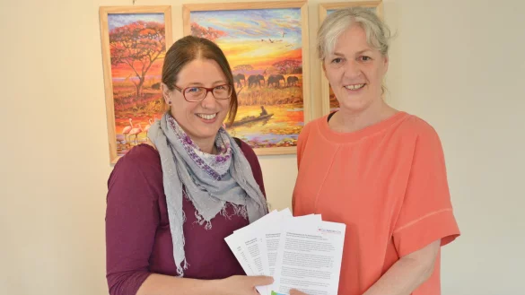 Dagmar Begemann (Mehrgenerationenhaus) und Karin Marciniak (Selbsthilfe-Kontaktstelle, von links) m&ouml;chten Eltern ermutigen, sich zu den Treffen anzumelden. - &copy; Tanja Watermann
