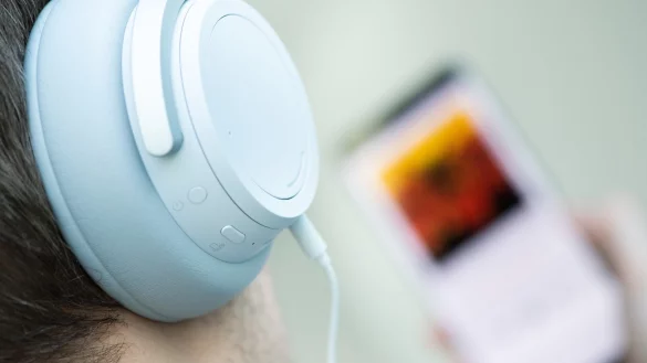 Podcast-H&ouml;rer - &copy; Foto: Franziska Gabbert/dpa-tmn/dpa