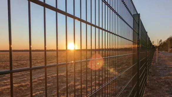 Diesen Zaun um den Flugplatz Bad Lippspringe hat die britische Militärverwaltung 2022 errichtet. Nun sollen weitere folgen. - © Fynn Müller (Archivfoto)