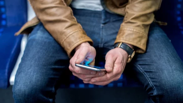 Smartphone-Nutzung in der Bahn - &copy; Foto: picture alliance / Hauke-Christian Dittrich/dpa
