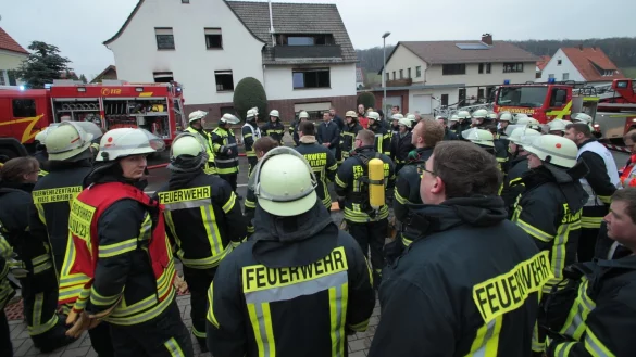 Trauriger Moment: Vlothos B&uuml;rgermeister Rocco Wilken (hinten M.) spricht mit den Einsatzkr&auml;ften &uuml;ber den tragischen Tod der ehemaligen Lehrerin. - &copy; Peter Steinert