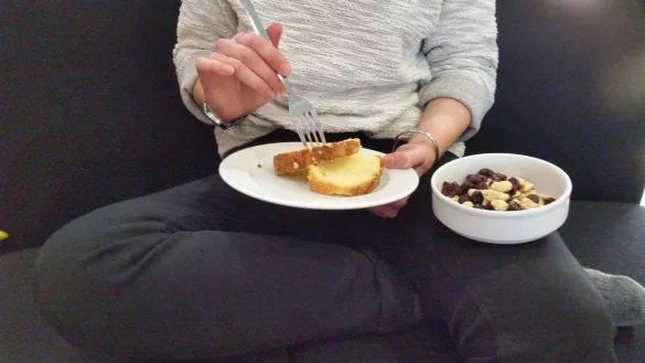 Deutsche essen gerne auf dem Sofa. - &copy; Nadine Uphoff