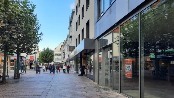 Mitten in der Westernstraße stehen drei benachbarte Geschäfte leer. Laut dem City-Manager gibt es gute Gespräche mit Interessenten. - © Marc Schröder